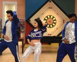 The actress is also a good dancer and is also shown dancing several times in the popular sitcom 